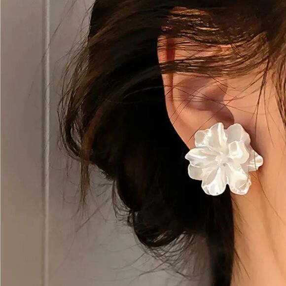 White Flower Stud Earrings Timeless Simple Style Ear Piercing Jewelry - Picture 1 of 7